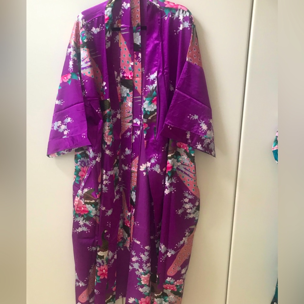 Gorgeous kimono type robe